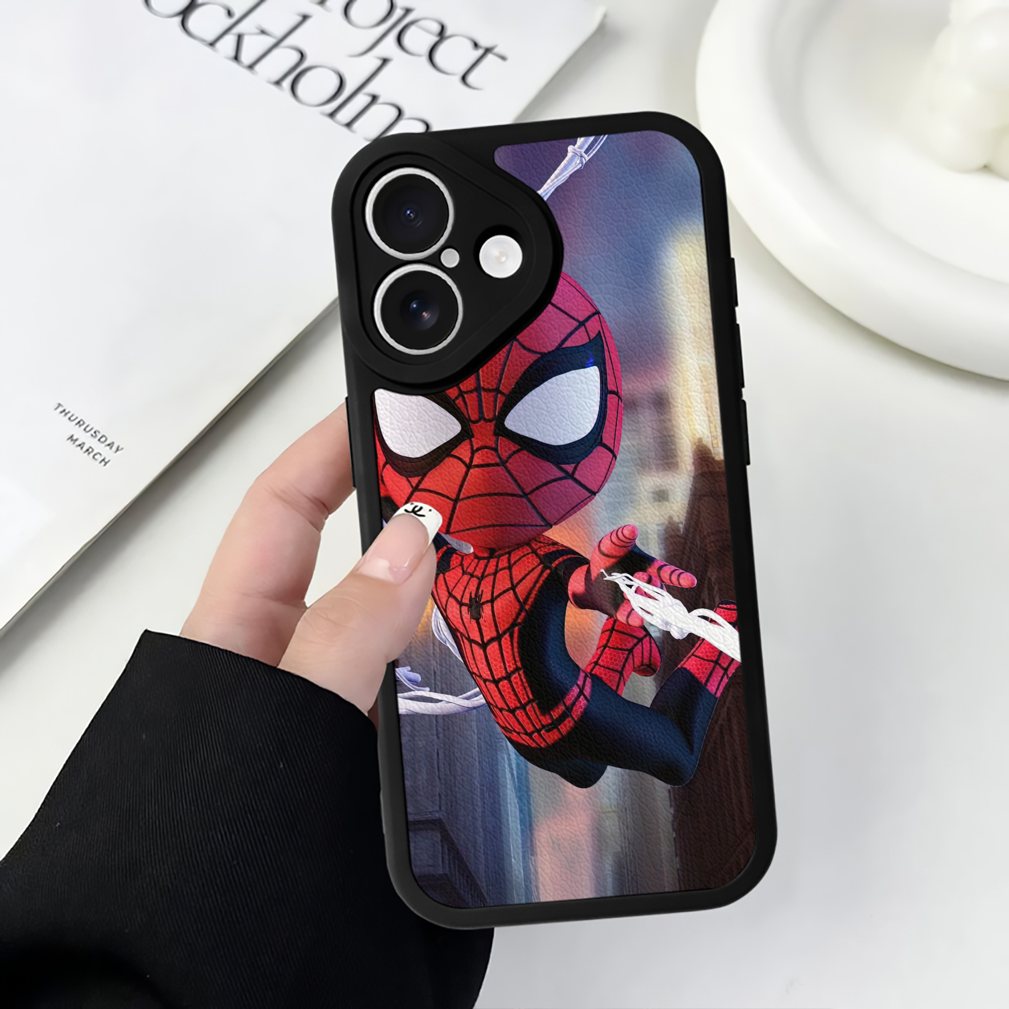 Spider Man スパイダーマン 【iPhone 16シリーズ対応】シリコンスマホケース（レザー調） 材質：シリコン